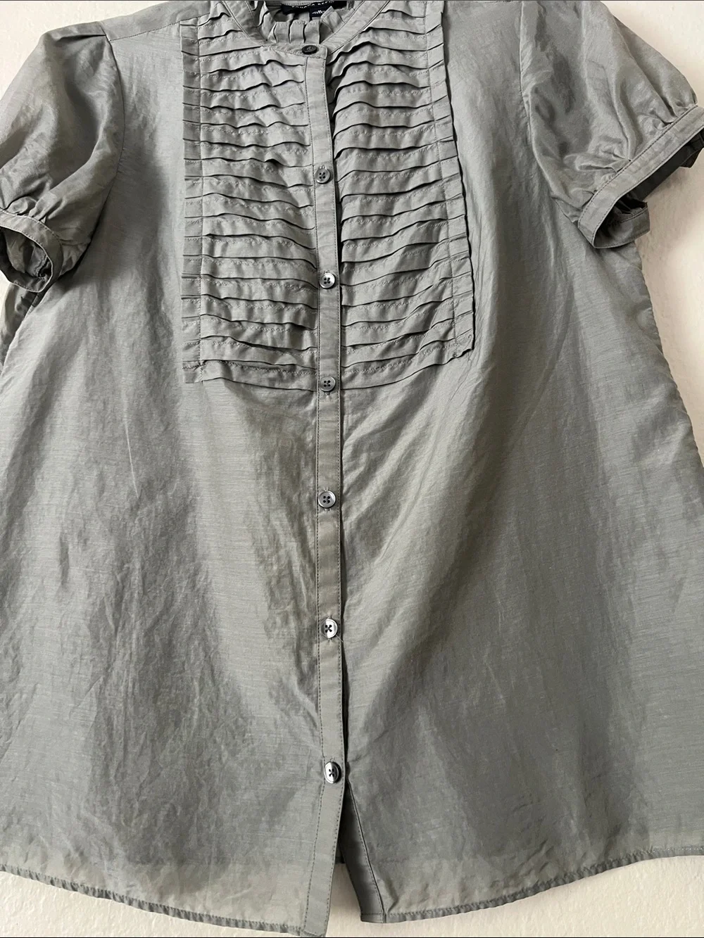 EUC BANANA REPUBLIC Cotton/Silk Blend Ruffled Front Short Sleeve Blouse Gray M